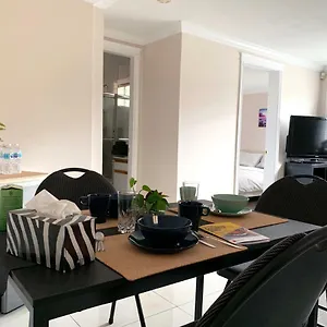  Villa Perfect Location - Tidy & Comfy 5 Mins To Skytrain & Restaurant & Banks, 2 Stops To Metrotown, 5 Stops To Downtown